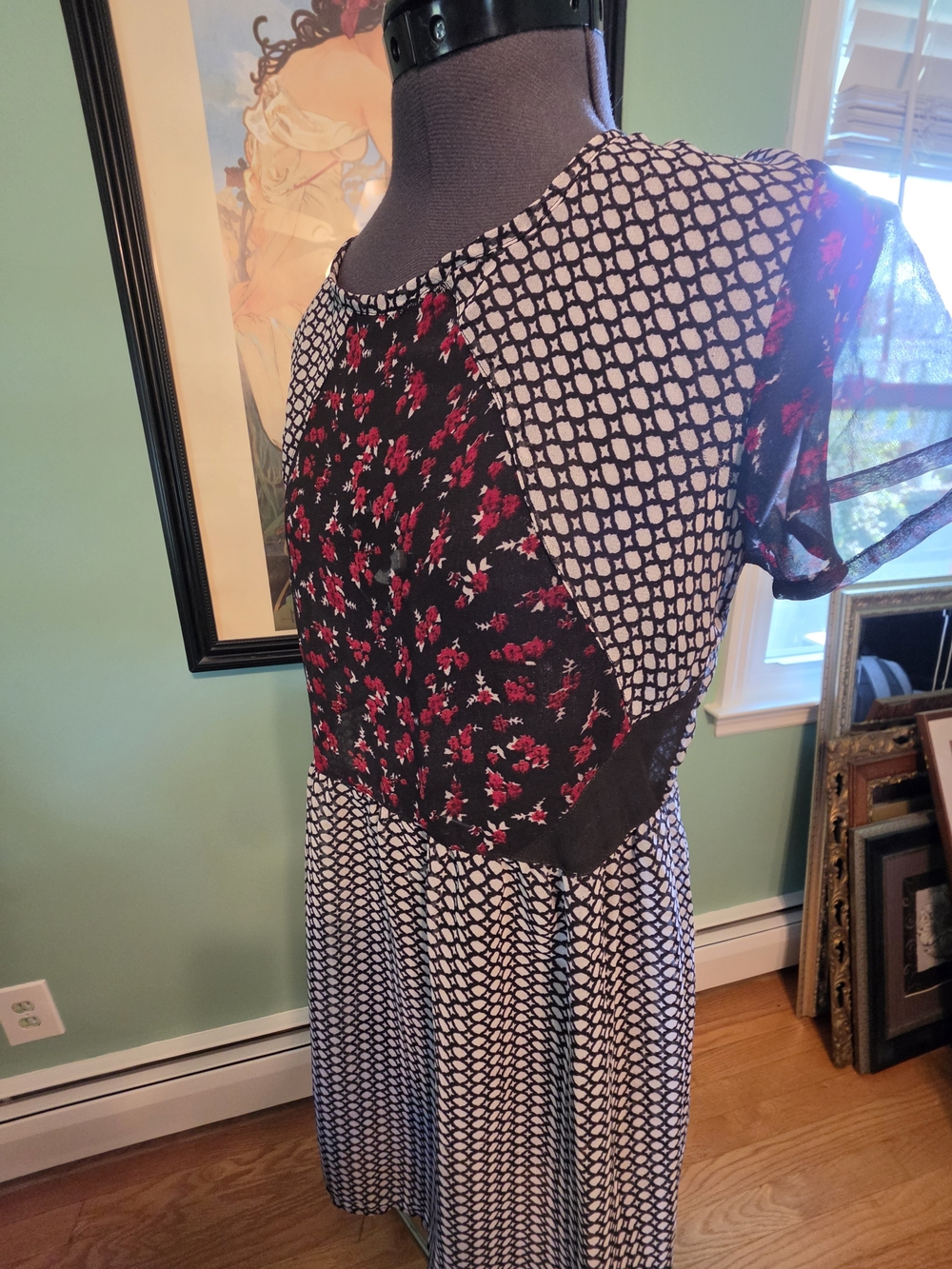 Floral Contrast Short Sleeve Dress in Black and Red